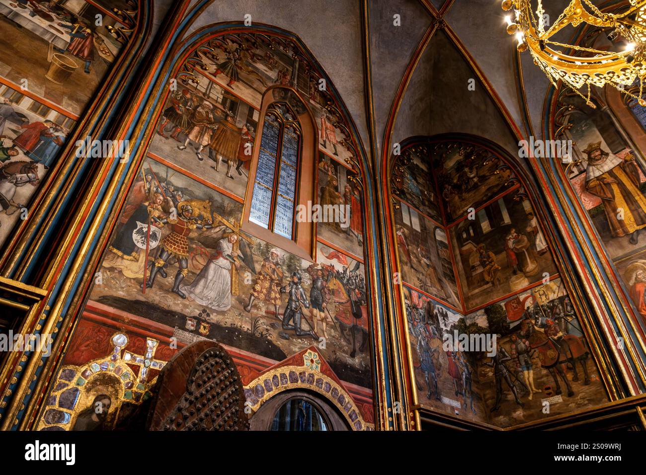 Chapelle Wenceslas avec fresques colorées et magnifique décoration, à l'intérieur de la cathédrale St Vitus, Château de Prague, Tchéquie Banque D'Images