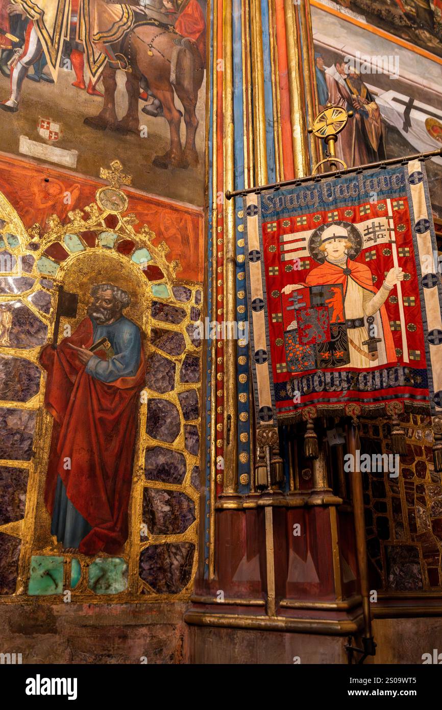 Chapelle Wenceslas avec fresques colorées et magnifique décoration, à l'intérieur de la cathédrale St Vitus, Château de Prague, Tchéquie Banque D'Images