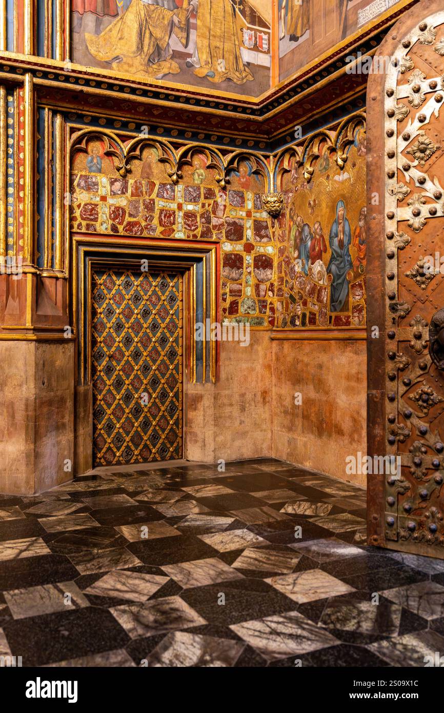 Petite porte avec sept serrures dans la chapelle Wenceslas qui mène à la Chambre de la Couronne contenant les joyaux de la couronne tchèque, dans la cathédrale St Vitus, Prague, Tchéquie Banque D'Images
