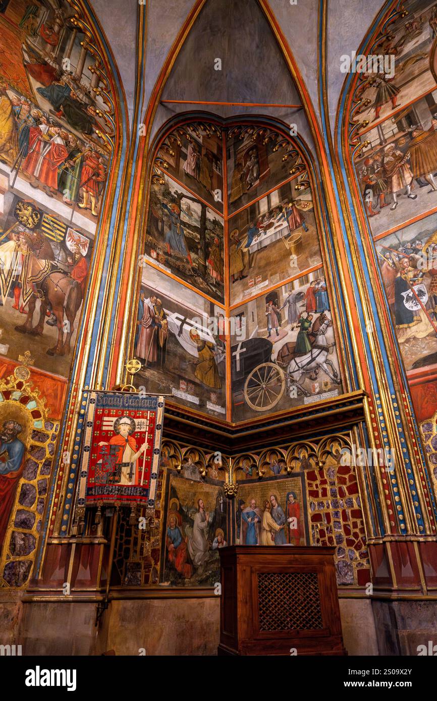 Chapelle Wenceslas avec fresques colorées et magnifique décoration, à l'intérieur de la cathédrale St Vitus, Château de Prague, Tchéquie Banque D'Images