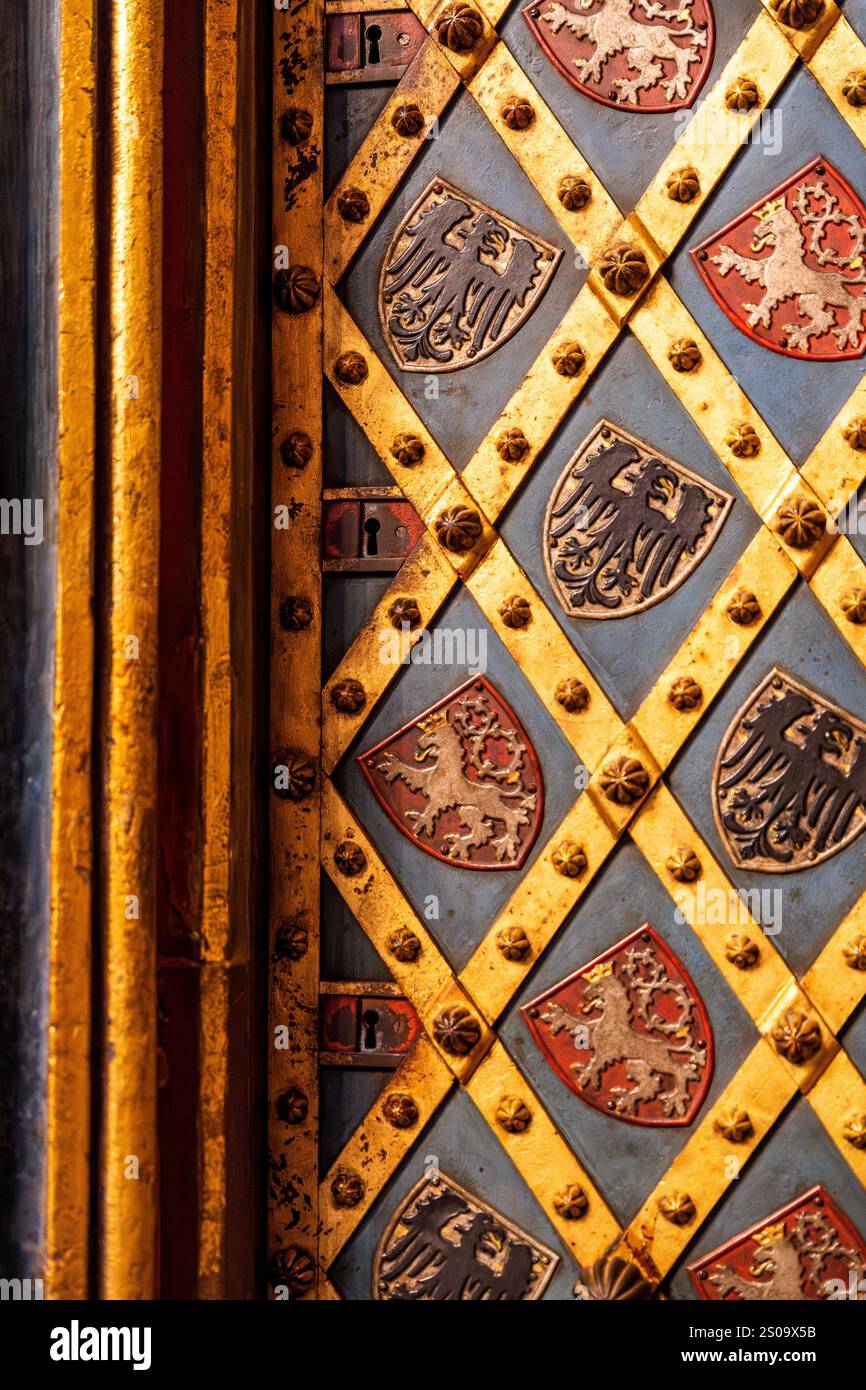 Petite porte avec sept serrures dans la chapelle Wenceslas qui mène à la Chambre de la Couronne contenant les joyaux de la couronne tchèque, dans la cathédrale St Vitus, Prague, Tchéquie Banque D'Images