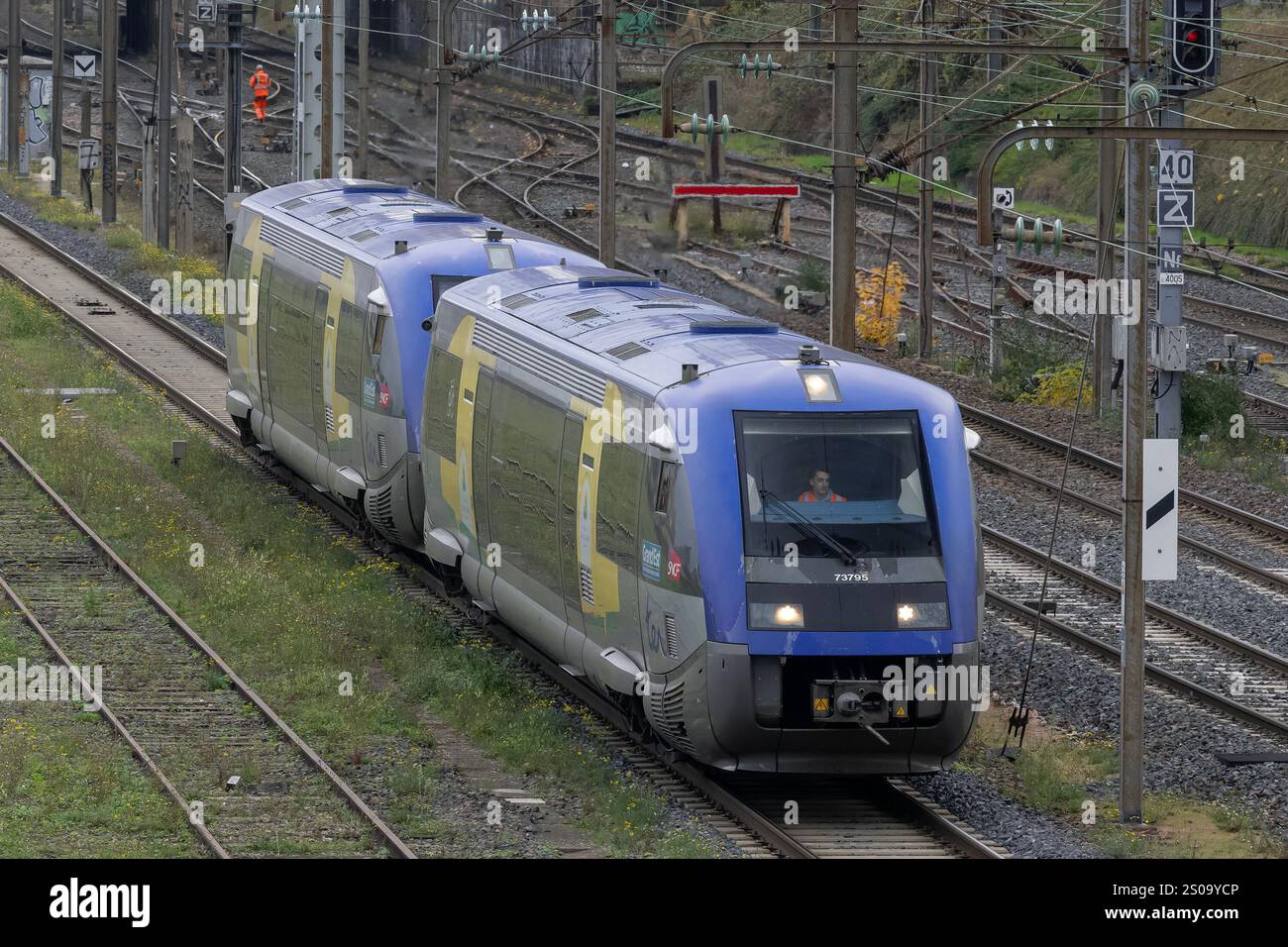 Nancy, France - vue sur une unité multiple diesel X 73500 arrivant à la gare de Nancy. Banque D'Images