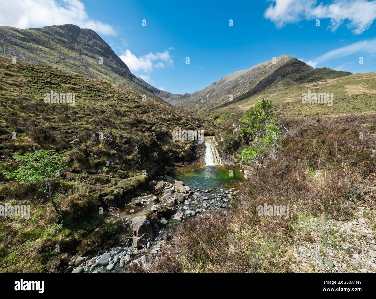 Ruisseau de montagne / Burn d'Allt Aigeinn avec cascade et les sommets Cuillin de Sgurr nan chacun (à gauche) et Belig (à droite), île de Skye, Écosse, Royaume-Uni Banque D'Images