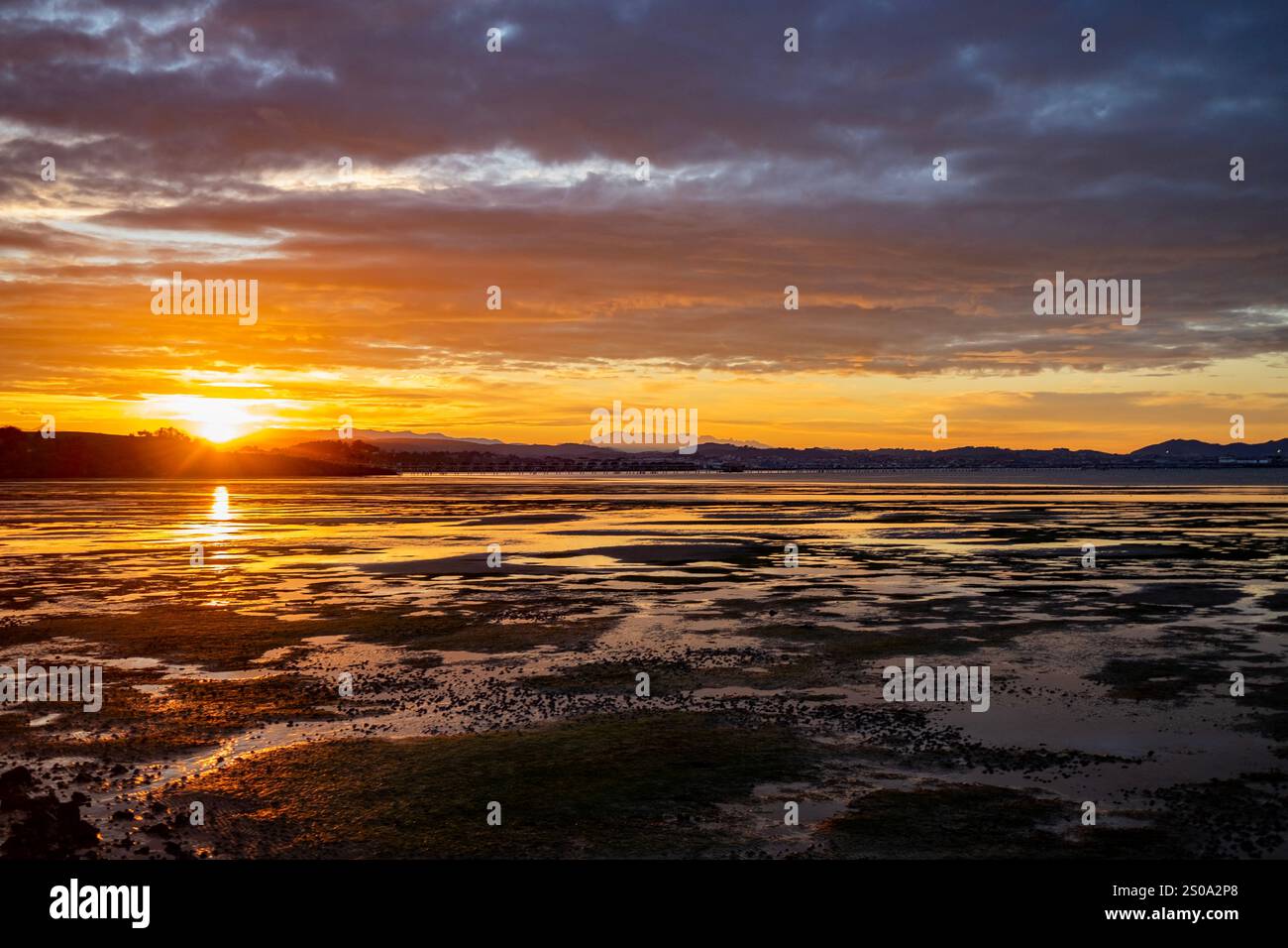 Vue de la baie de Santander au crépuscule depuis Pedreña, Cantabrie, Espagne, Europe Banque D'Images