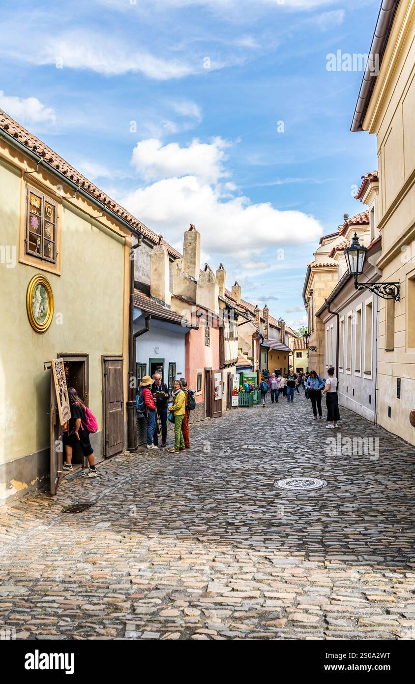 Aperçu de la ruelle d'Or avec les touristes, complexe du château de Prague, quartier Hradcany, ville de Prague, Tchéquie Banque D'Images