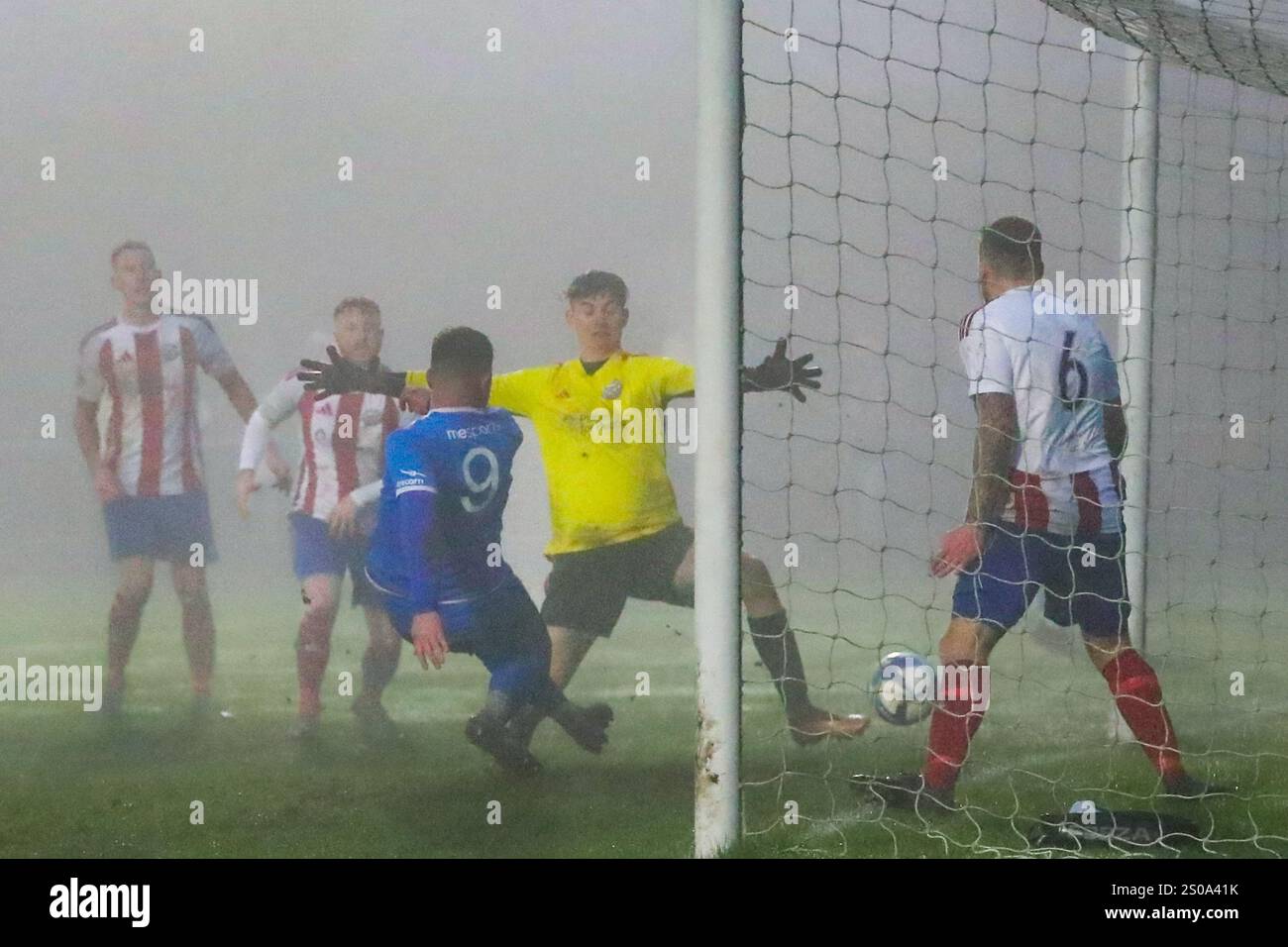 Heather, Royaume-Uni, 26, décembre 2024 : Kyle Jardine de Heather St Johns marque le 2e but contre Ingles FC dans la FA Midland League Division 1 crédit : Clive Stapleton/Alamy Live News Banque D'Images