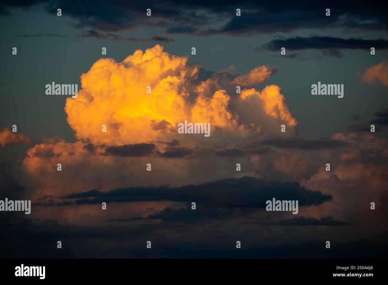 Cumulonimbus nuage ou nuage de tonnerre au coucher du soleil Banque D'Images