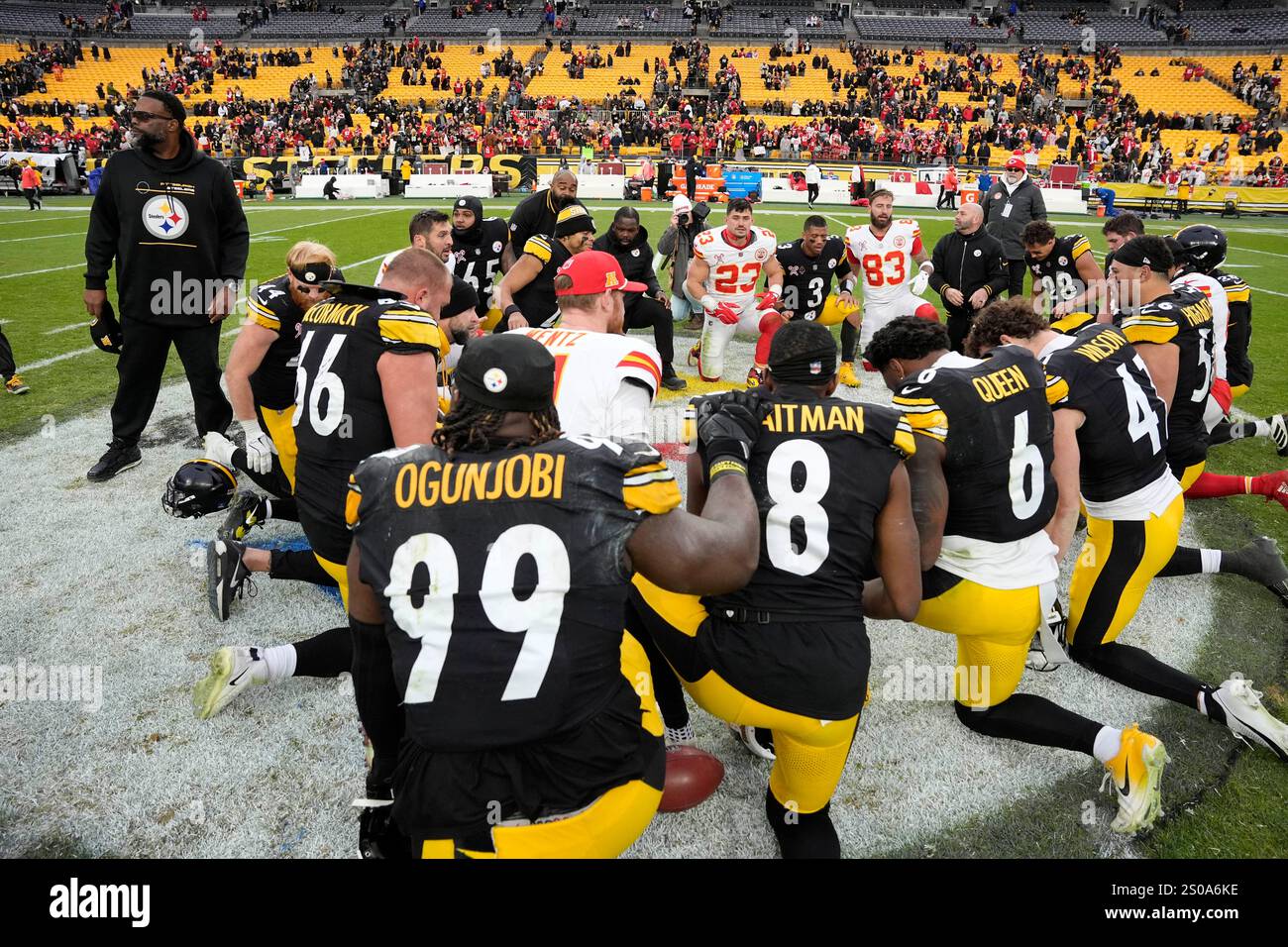 Pittsburgh, Pennsylvanie, États-Unis. 25 décembre 2024. 25 décembre 2024 : cercle de prière après le match aux Steelers de Pittsburgh vs Kansas City Chiefs au stade Acrisure à Pittsburgh PA. Brook Ward/apparent Media Group (crédit image : © AMG/AMG via ZUMA Press Wire) USAGE ÉDITORIAL SEULEMENT! Non destiné à UN USAGE commercial ! Banque D'Images Pittsburgh, Pennsylvanie, États-Unis. 25 décembre 2024. 25 décembre 2024 : cercle de prière après le match aux Steelers de Pittsburgh vs Kansas City Chiefs au stade Acrisure à Pittsburgh PA. Brook Ward/apparent Media Group (crédit image : © AMG/AMG via ZUMA Press Wire) USAGE ÉDITORIAL SEULEMENT! Non destiné à UN USAGE commercial ! Banque D'Images