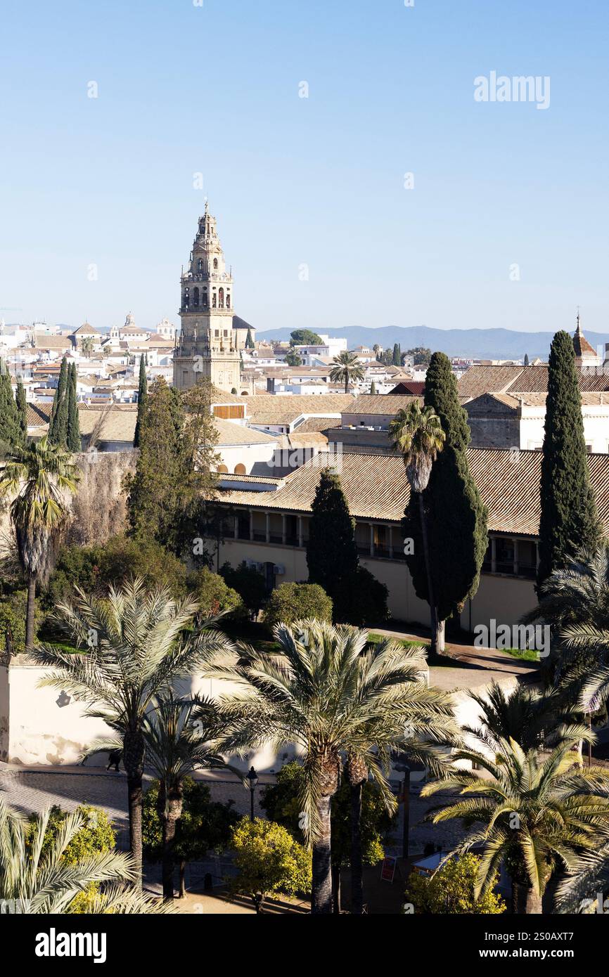 Une vue de la Torre Campanario (clocher) de la mosquée-cathédrale et de la ville depuis l'Alcazar à Cordoue, Espagne. Banque D'Images