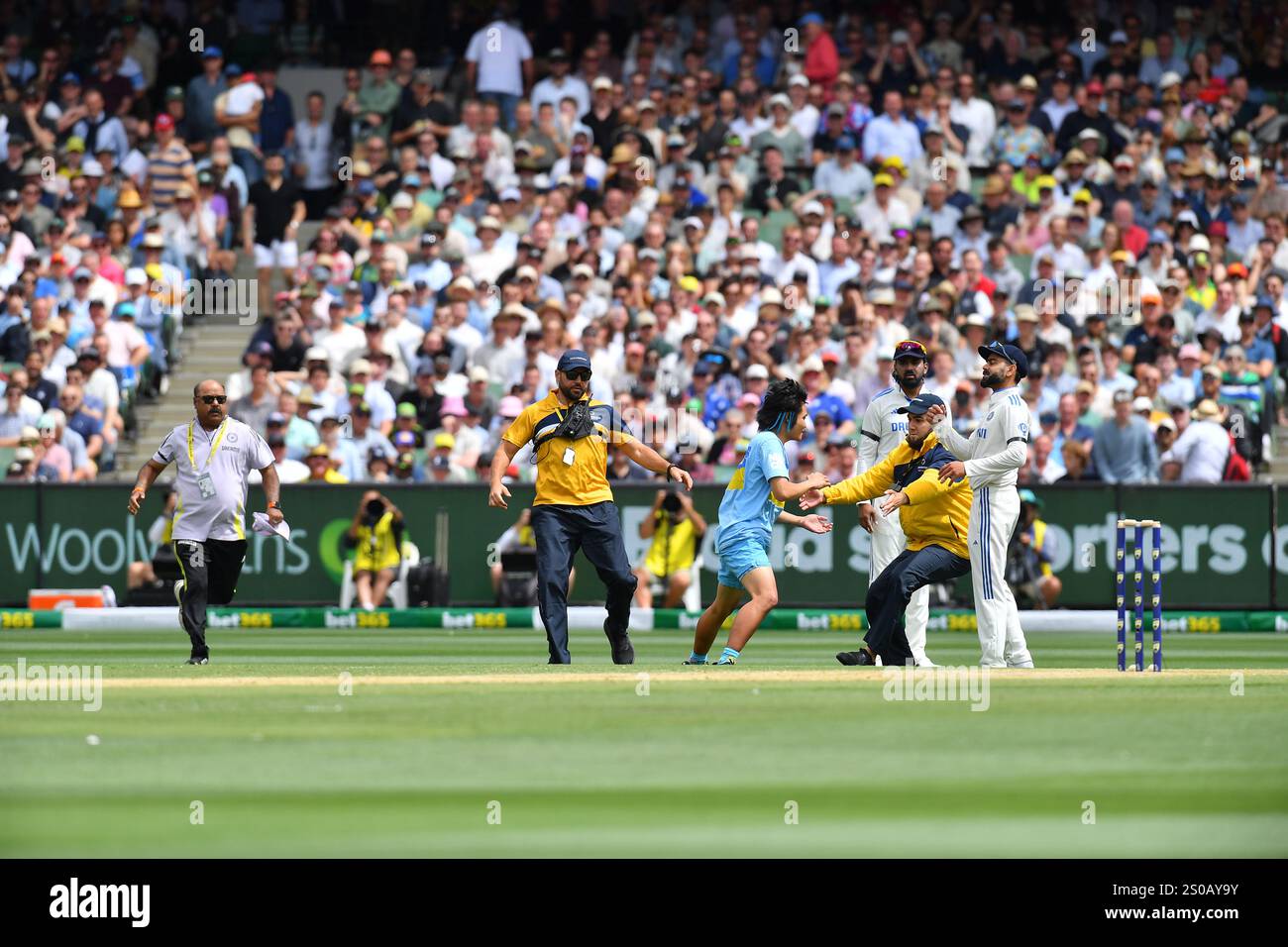 MELBOURNE AUSTRALIE. 27 décembre 2024. Sécurité affrontez un envahisseur de terrain lors des manches de l'Australie, jour 2 quatrième test, Australie vs Inde test Cricket au Melbourne Cricket Ground, Melbourne, Australie le 27 décembre 2024. Crédit : Karl Phillipson/Alamy Live News Banque D'Images