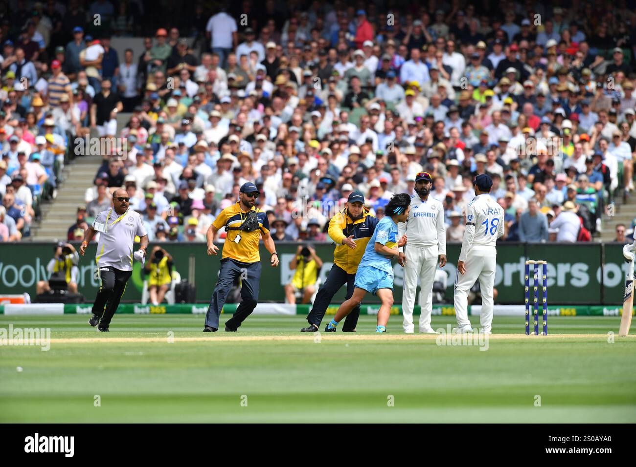 MELBOURNE AUSTRALIE. 27 décembre 2024. Sécurité affrontez un envahisseur de terrain lors des manches de l'Australie, jour 2 quatrième test, Australie vs Inde test Cricket au Melbourne Cricket Ground, Melbourne, Australie le 27 décembre 2024. Crédit : Karl Phillipson/Alamy Live News Banque D'Images