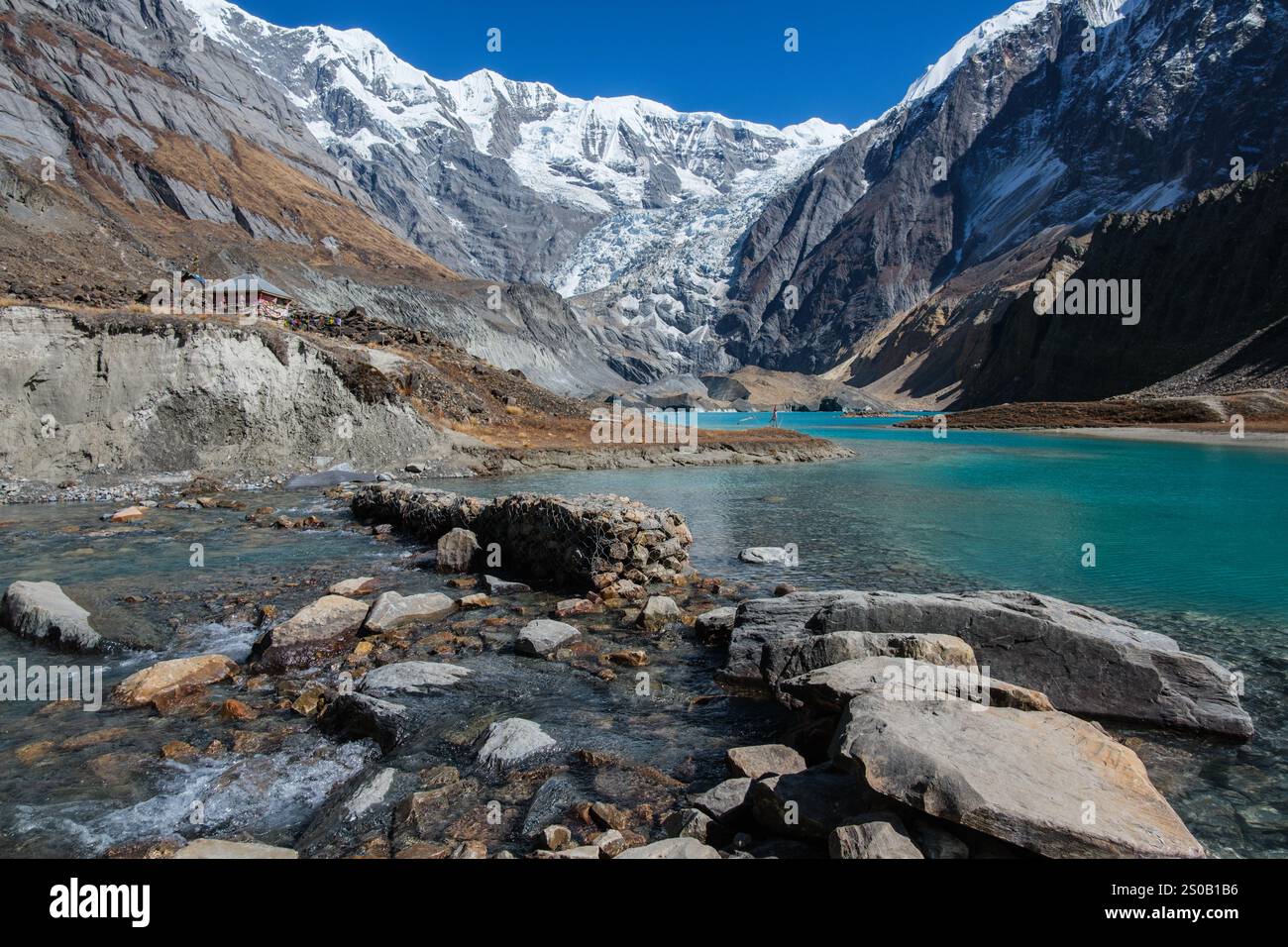 Sortie du lac Narchang turquoise près du camp de base nord de l'Annapurna. Le glacier Annapurna Nord alimente le lac à partir de l'extrémité est. Banque D'Images