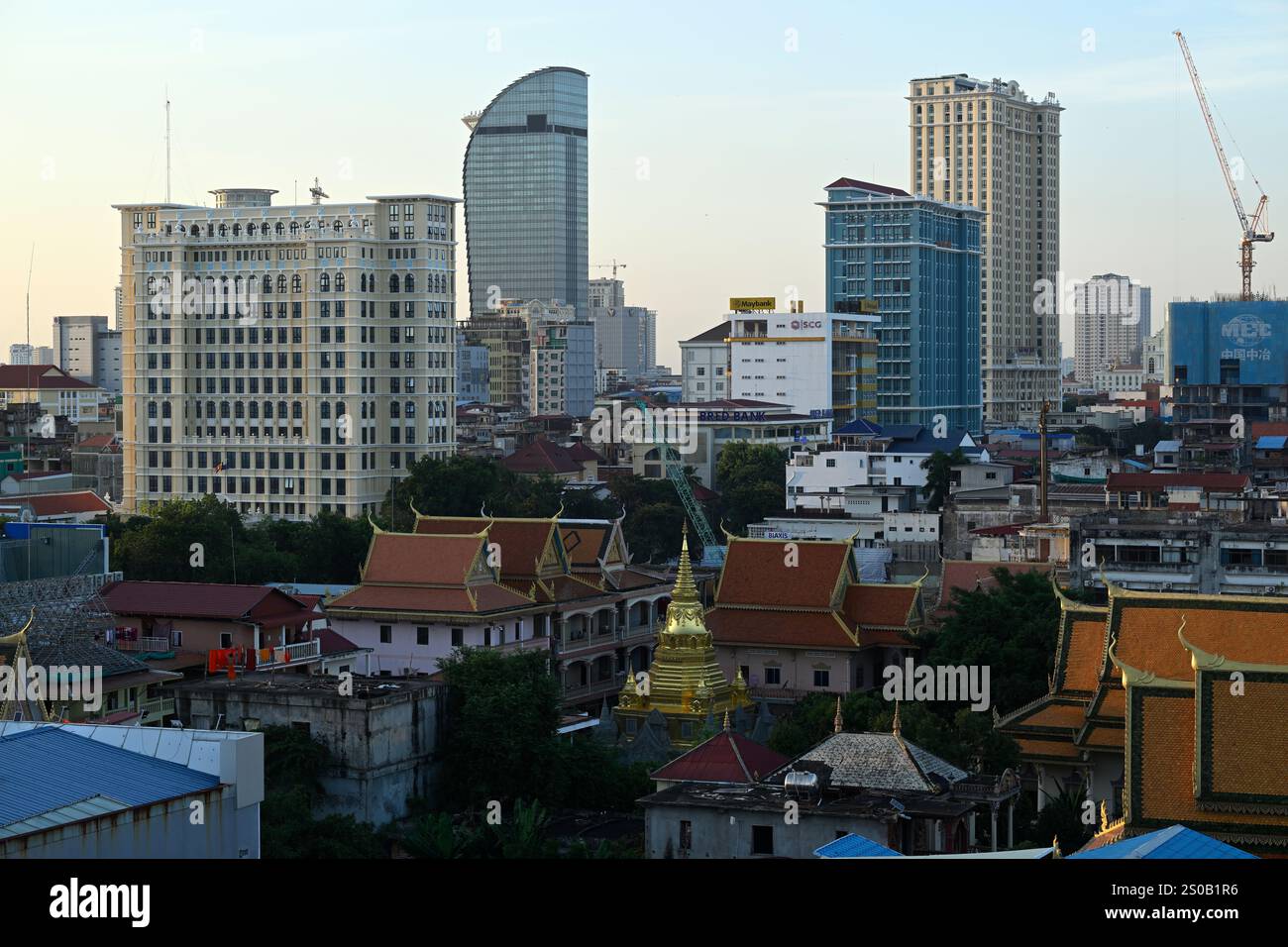Les bâtiments modernes de l'horizon de Phnom Penh, Cambodge. Banque D'Images