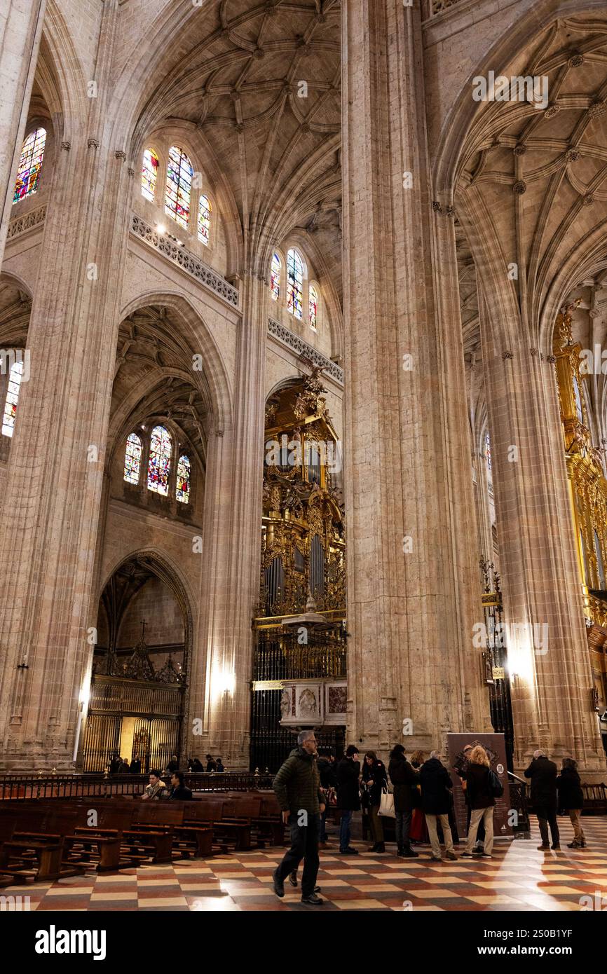 Intérieur de la cathédrale gothique des années 1300 à Ségovie, Espagne. Banque D'Images