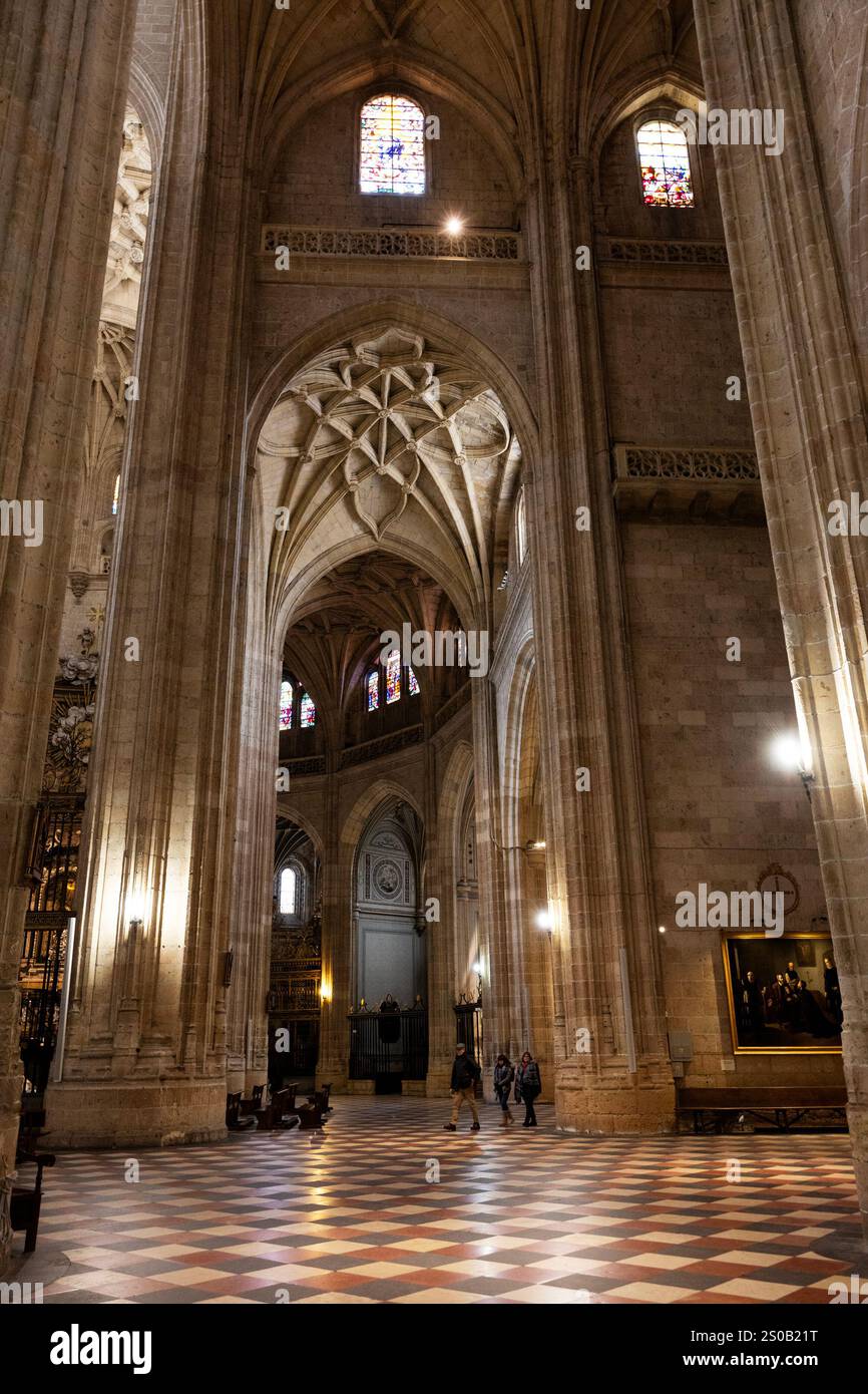 Intérieur de la cathédrale gothique des années 1300 à Ségovie, Espagne. Banque D'Images