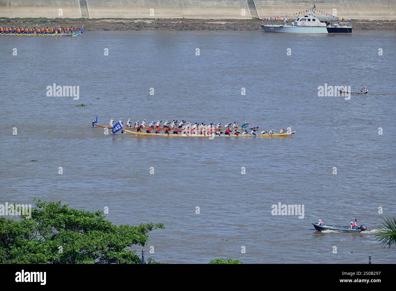 Les courses traditionnelles de bateaux khmers ont lieu pendant le festival annuel de l'eau bon Om Touk à Phnom Penh, Cambodge en novembre 2024. Banque D'Images