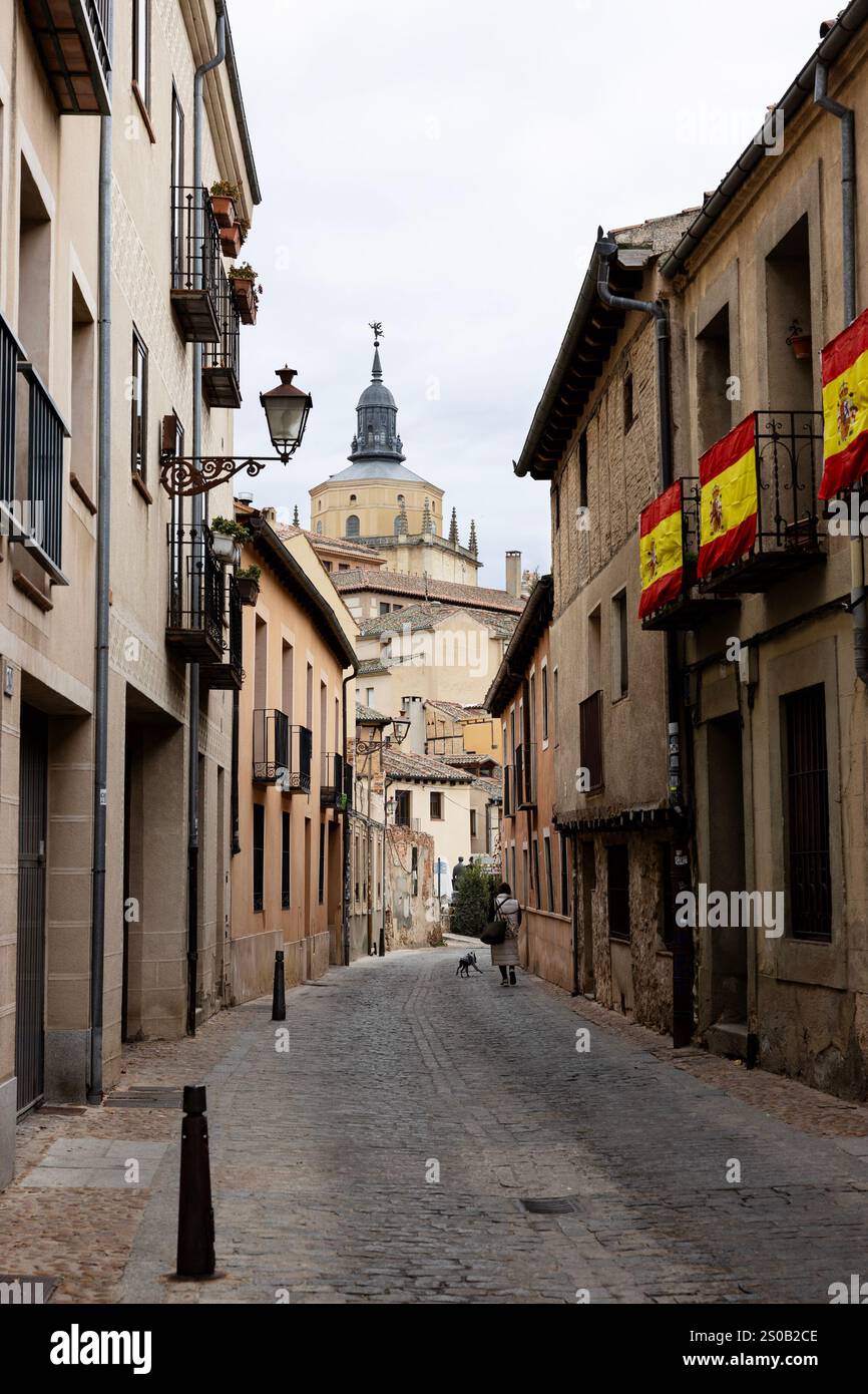Une vieille rue étroite avec vue sur la cathédrale de Ségovie, Espagne. Banque D'Images