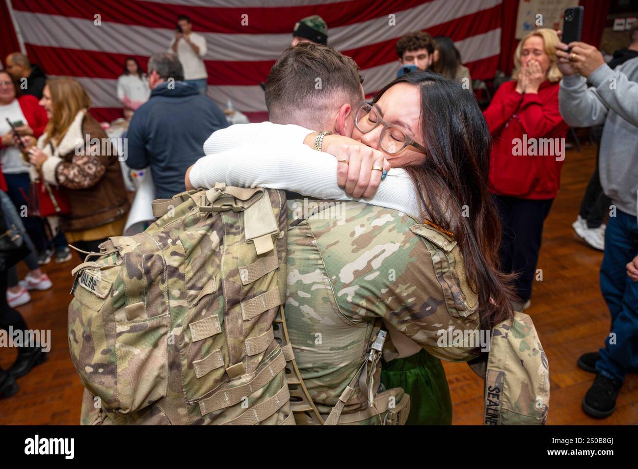 Lawrenceville, New Jersey, États-Unis. 14 décembre 2024. Plus de 100 soldats de l'armée américaine avec la 44th Infantry Brigade combat Team, New Jersey Army National Guard, sont accueillis chez eux par des membres de leur famille et amis à temps pour les vacances à l'Armory de la Garde nationale à Lawrenceville, New Jersey, Dec. 14, 2024. Plus de 1 500 44e soldats de l'IBCT déployés en Irak, au Koweït et en Syrie à l'appui de l'opération Inherent Resolve. Il s'agit du plus grand déploiement de soldats du NJARNG depuis 2008. (Crédit image : © U.S. Army/ZUMA Press Wire) USAGE ÉDITORIAL SEULEMENT! Non destiné à UN USAGE commercial ! Banque D'Images