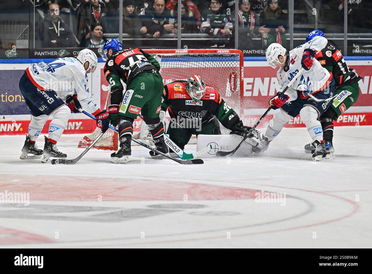 Augsburg, Deutschland. 26 décembre 2024. In dieser Szene kann Strauss MANN (Augsburger Panther #38) ein Gegentor verhindern/DEL : Augsburger Panther - Adler Mannheim, Curt Frenzel Stadion AM 26.12.2024 crédit : dpa/Alamy Live News Banque D'Images