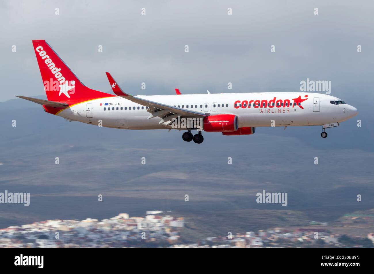 Corendon Airline Boeing 737 atterrissant à l'aéroport de Gran Canaria, Gando. Banque D'Images