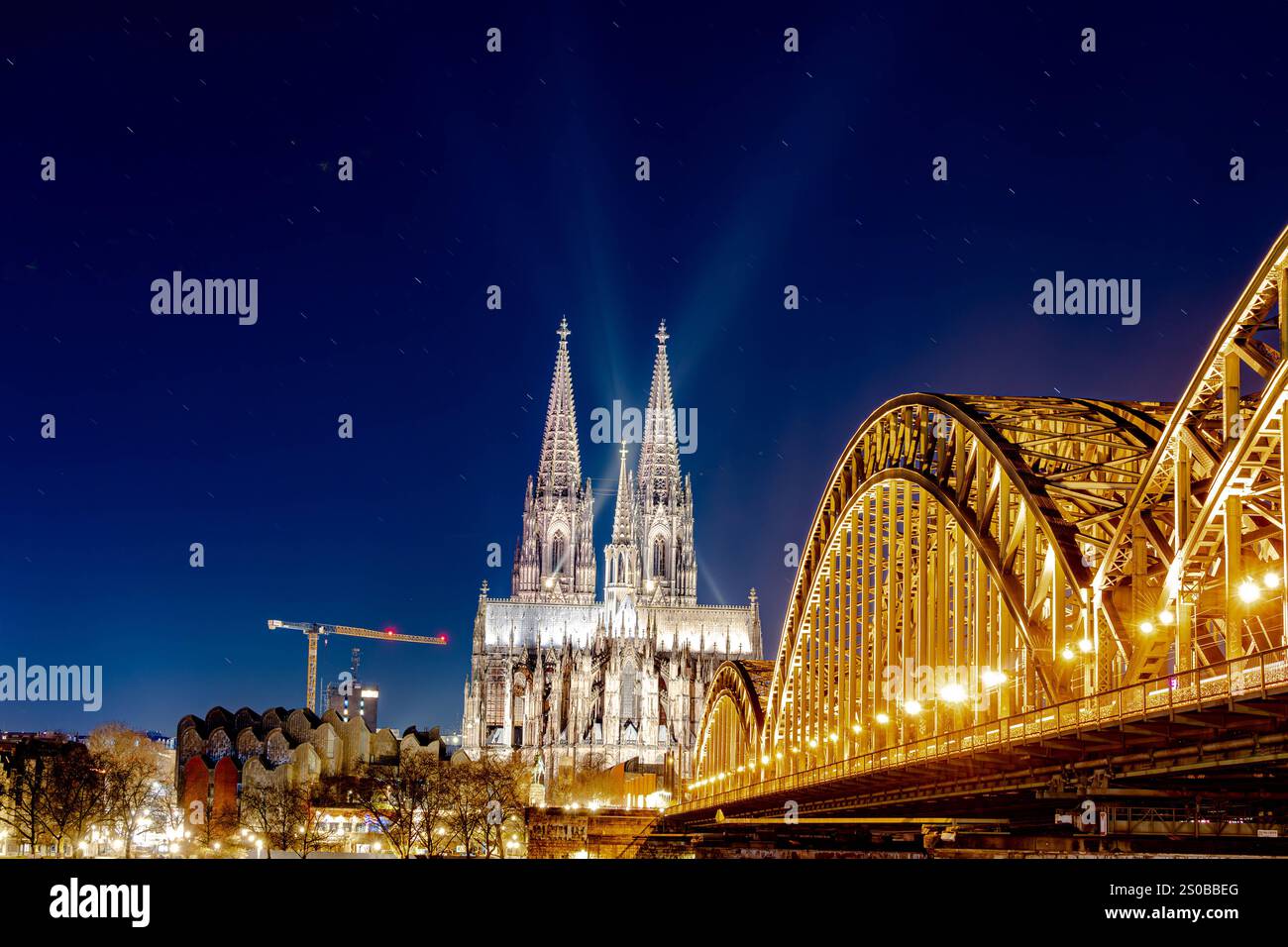 Stern von Bethlehem leuchtet am Kölner Dom Blick BEI Nacht vom Deutzer Rheinufer an der Hohenzollernbrücke auf den Kölner Dom mit dem zur Weihnachtszeit beleuchteten Stern von Bethlehem auf dem Vierungsturm der Kathedrale. 27.12.2024 Köln Deutz Nordrhein-Westfalen Deutschland *** L'étoile de Bethléem brille sur la cathédrale de Cologne vue de nuit de la rive Deutz du Rhin au pont Hohenzollern à la cathédrale de Cologne avec l'étoile de Bethléem illuminée à Noël sur la tour traversante de la cathédrale 27 12 2024 Cologne Deutz Rhénanie du Nord-Westphalie Allemagne Copyright : xmarcjohn.dex Banque D'Images