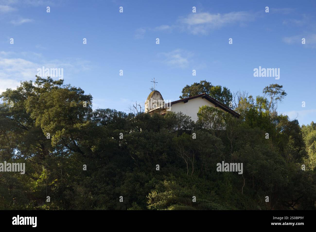 Pays basque, plage de sable sombre Playa de la Arena Biscayan entre les municipalités de Ciervana et Musques, vue vers l'Hermitage Banque D'Images