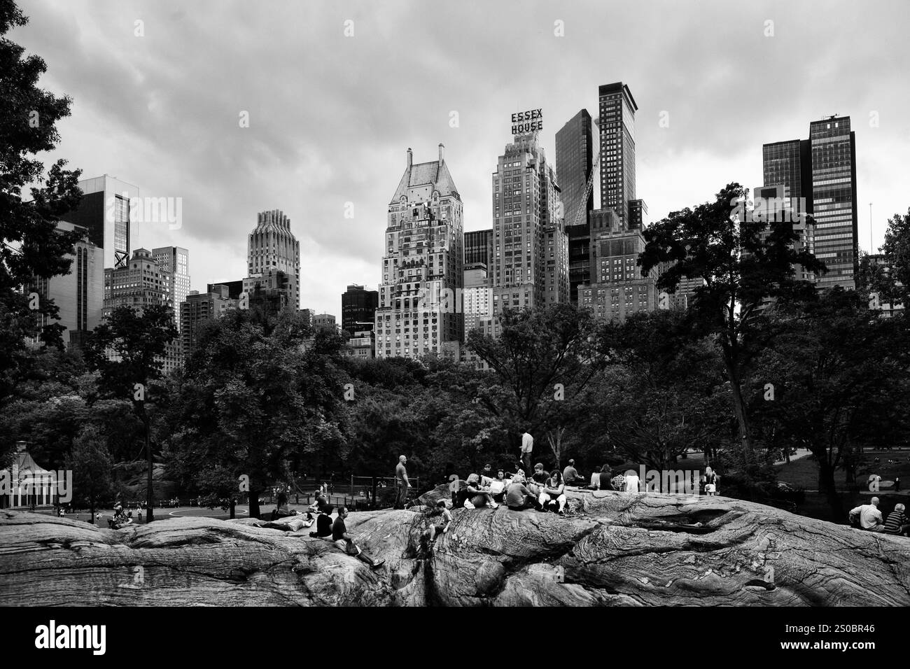 Des gens traînant autour des rochers à Central Park, New York Banque D'Images