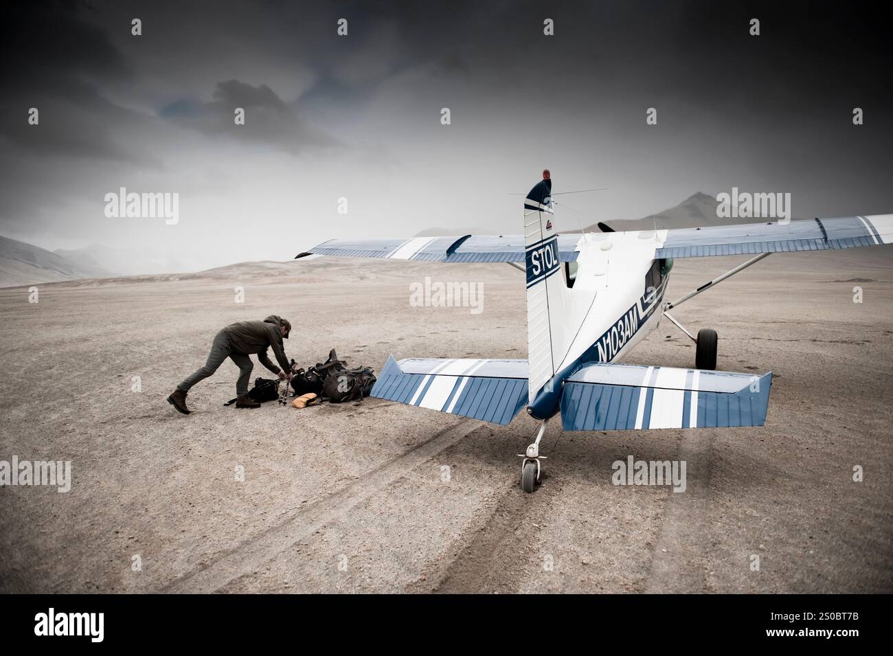 Un petit cessna déposant un alpiniste dans la base de la vallée des dix mille fumées, parc national de Katmai, Alaska. Banque D'Images