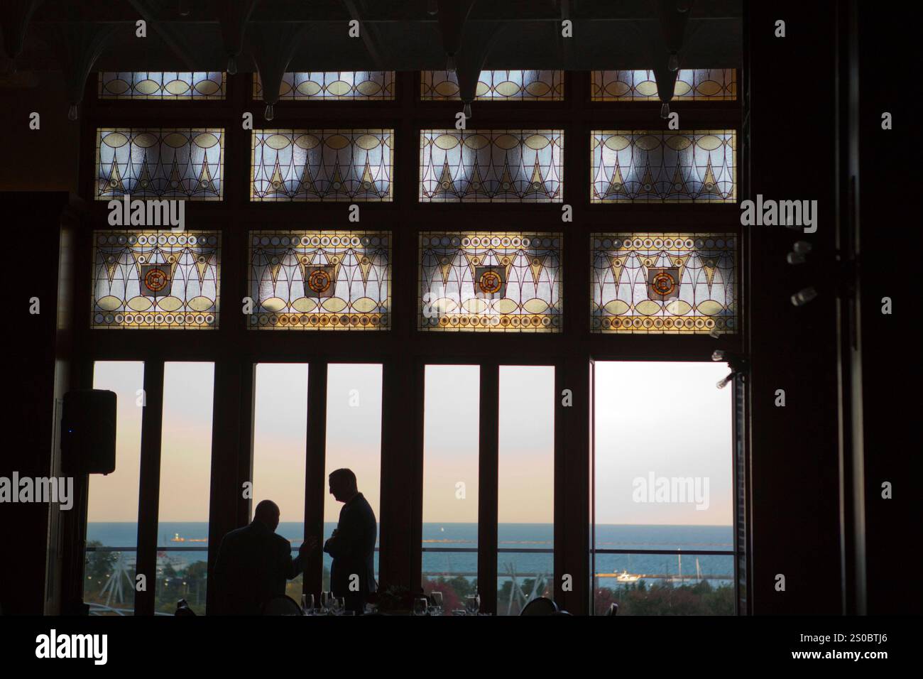 Deux hommes dans un restaurant avec vue sur le lac Michigan, Chicago, Illinois, USA Banque D'Images