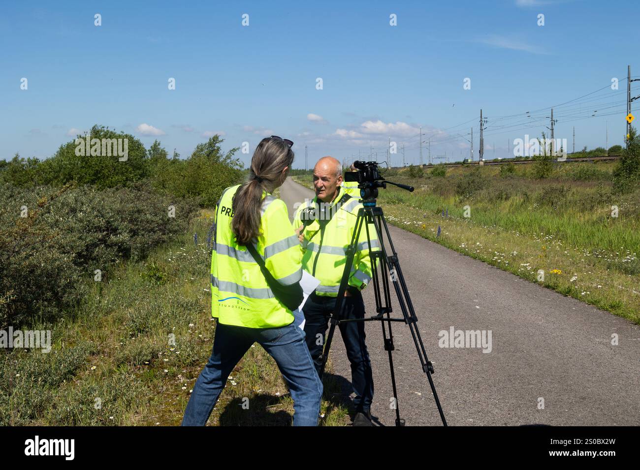 Hans Ohrt, spécialiste de l'environnement au pont d'Oresund, est interviewé par SVT (Sveriges Television) à Peberholm. Peberholm 'Pepper Islet', suédois : Pepparholm est une petite île artificielle dans la partie danoise du détroit d'OEresund, créée dans le cadre du pont d'OEresund reliant le Danemark à la Suède. Peberholm se trouve à environ 1 km au sud de la plus grande île naturelle de Saltholm (Salt Islet) et a été nommée pour la compléter. Il a une superficie de 1,3 km2 (320 acres) et appartient au Danemark. Banque D'Images