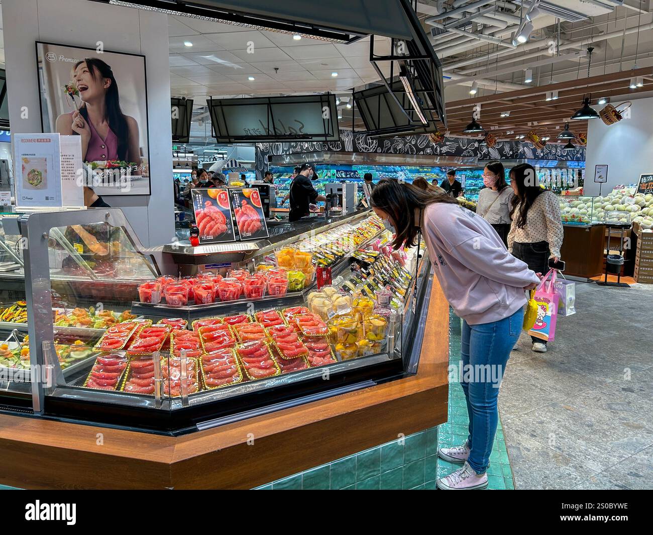 Shanghai, Chine, gens, femme Shopping à l'intérieur moderne grand supermarché chinois de nourriture « premier » fruits emballés, Banque D'Images