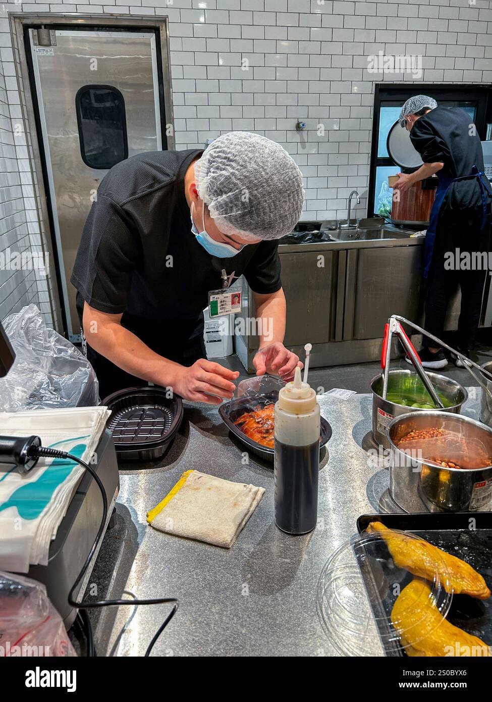 Shanghai, Chine, hommes de gens, travailler, préparer la nourriture, boucheries chinoises dans le grand supermarché chinois « premier » Banque D'Images