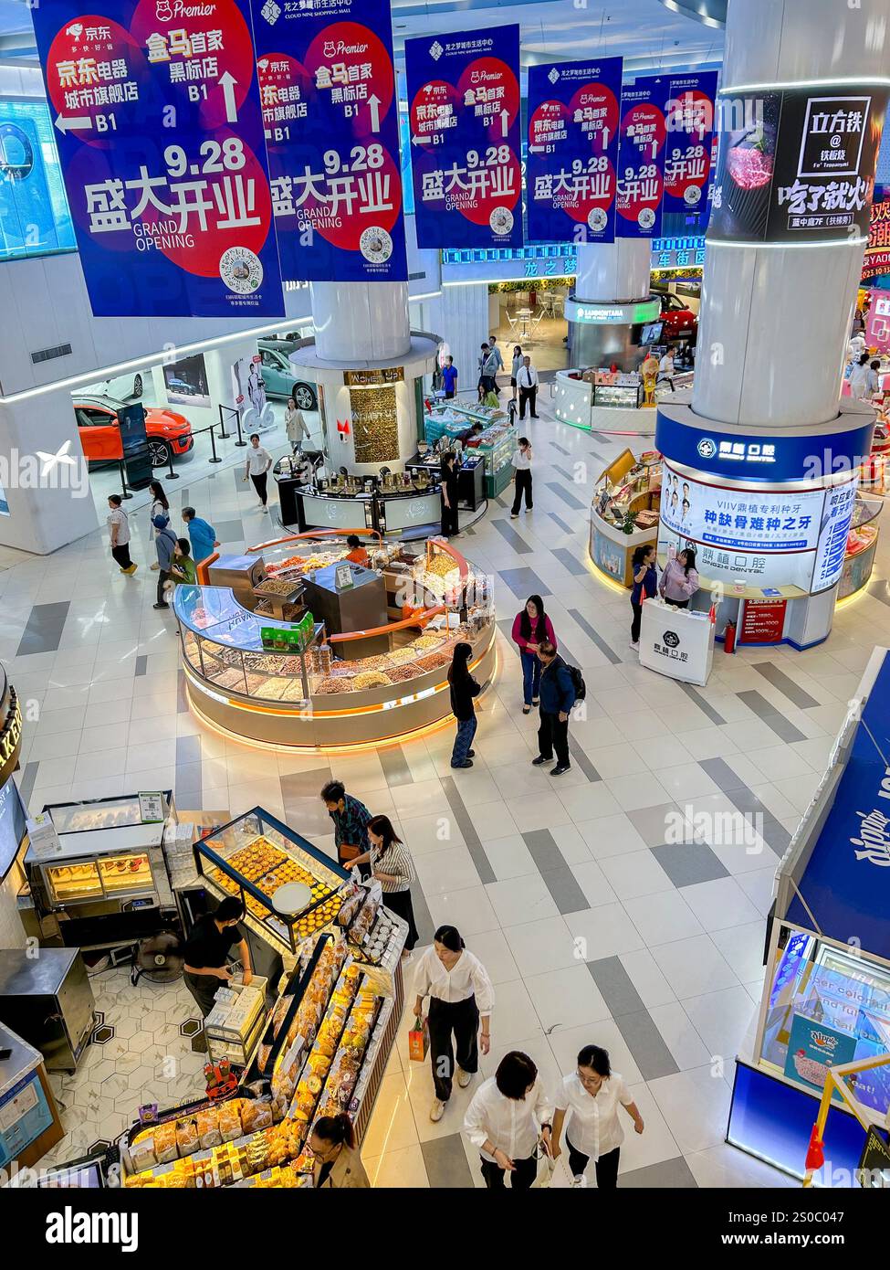 Shanghai, Chine, High angle, foule, acheteurs Shopping à l'intérieur moderne Grand supermarché chinois « premier » publicité Banque D'Images
