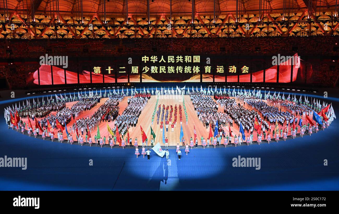 (241227) -- PÉKIN, 27 décembre 2024 (Xinhua) -- Voici la sélection de l'agence de presse Xinhua des 10 articles les plus significatifs de l'actualité sportive chinoise en 2024 : la Chine a publié des directives pour forger un fort sentiment de communauté pour la nation chinoise à travers le sport en novembre. Les 12èmes Jeux nationaux traditionnels des minorités ethniques se sont tenus du 22 au 30 novembre dans la province de Hainan, dans le sud de la Chine. Près de 7 000 athlètes ont participé aux Jeux. Cette photo de fichier prise le 22 novembre 2024 montre la cérémonie d'ouverture des 12èmes Jeux traditionnels nationaux des minorités ethniques de Chine à Sanya, dans le Hainan du sud de la Chine Banque D'Images