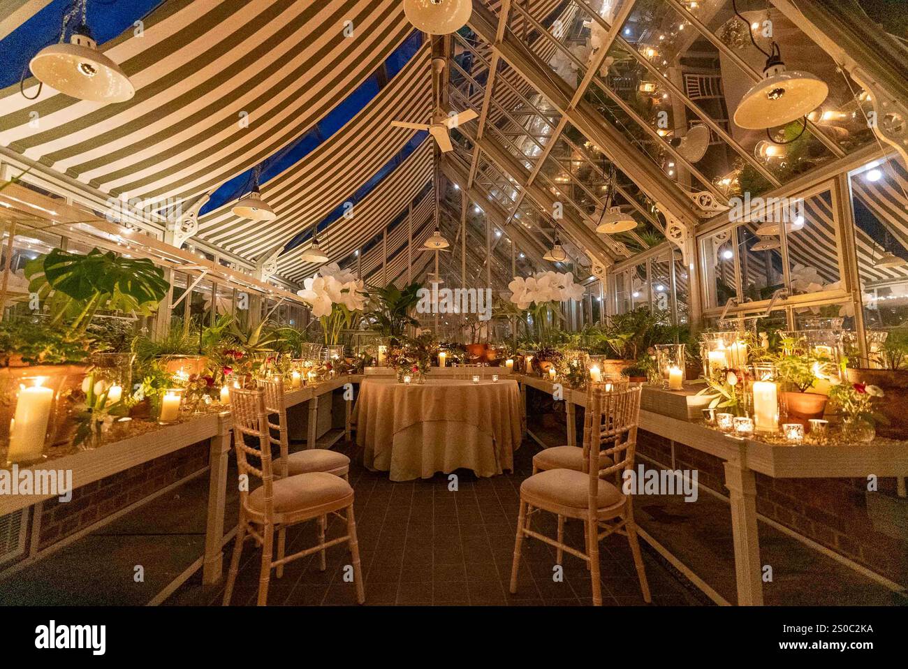 Intérieur aux chandelles de la serre du Manoir aux Quat'saisons Banque D'Images