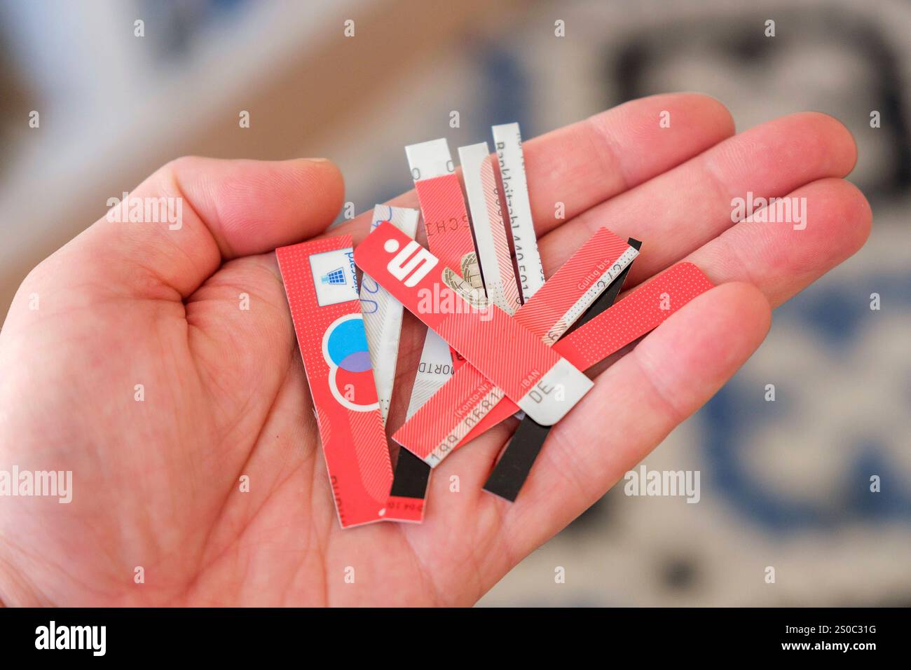 Eine abgelaufene EC-Karte der Sparkasse wurde vor dem Entsorgen zerschnitten, um die darauf gespeicherten Daten unbrauchbar zu machen. *** Une carte de débit Sparkasse expirée a été découpée avant d'être éliminée afin de rendre inutilisables les données qui y sont stockées. Nordrhein-Westfalen Deutschland, Allemagne GMS18275 Banque D'Images