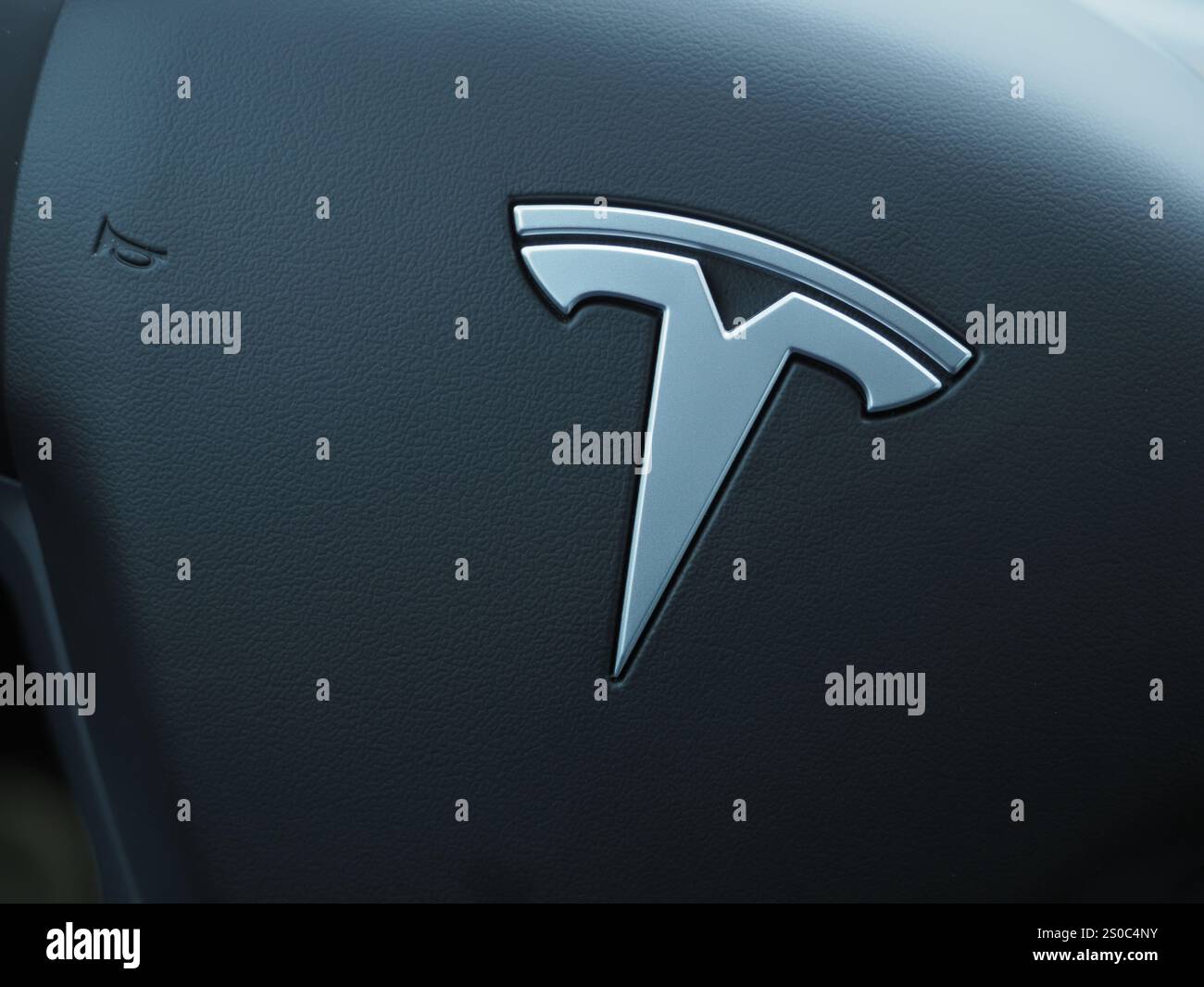 Galati, Roumanie - 26 décembre 2024 : logo Tesla sur un volant Tesla Model Y Banque D'Images