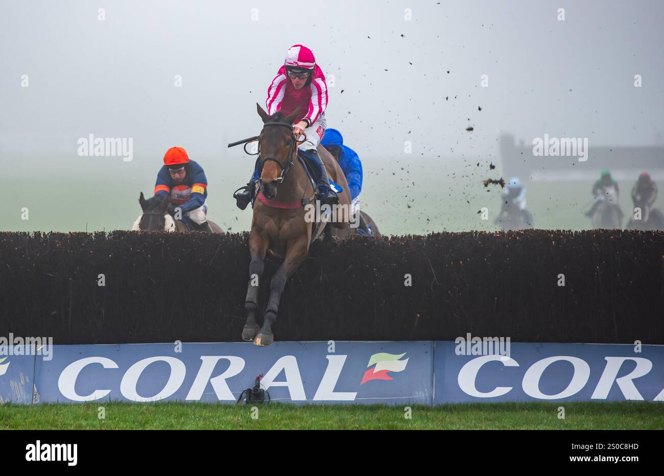 Chepstow, Royaume-Uni, vendredi 27 décembre 2024 ; Lowry's Bar et Michael Nolan remportent le Coral 'We're Here for It' handicap Chase pour les entraîneurs Philip Hobbs & Johnson White et les propriétaires Mr A. Srimgeour & Mrs V. Shaw. Crédit JTW Equine images / Alamy Live News. Banque D'Images