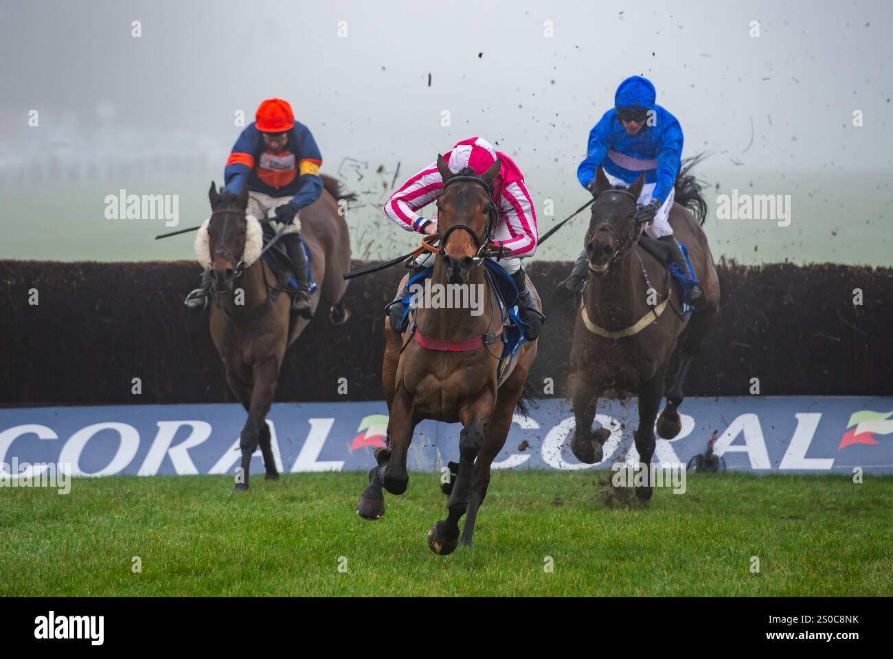 Chepstow, Royaume-Uni, vendredi 27 décembre 2024 ; Lowry's Bar et Michael Nolan remportent le Coral 'We're Here for It' handicap Chase pour les entraîneurs Philip Hobbs & Johnson White et les propriétaires Mr A. Srimgeour & Mrs V. Shaw. Crédit JTW Equine images / Alamy Live News. Banque D'Images