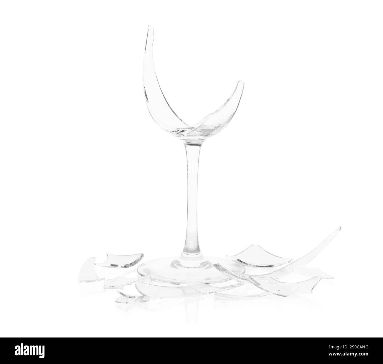 Morceaux de verre à vin cassé isolés sur blanc Banque D'Images