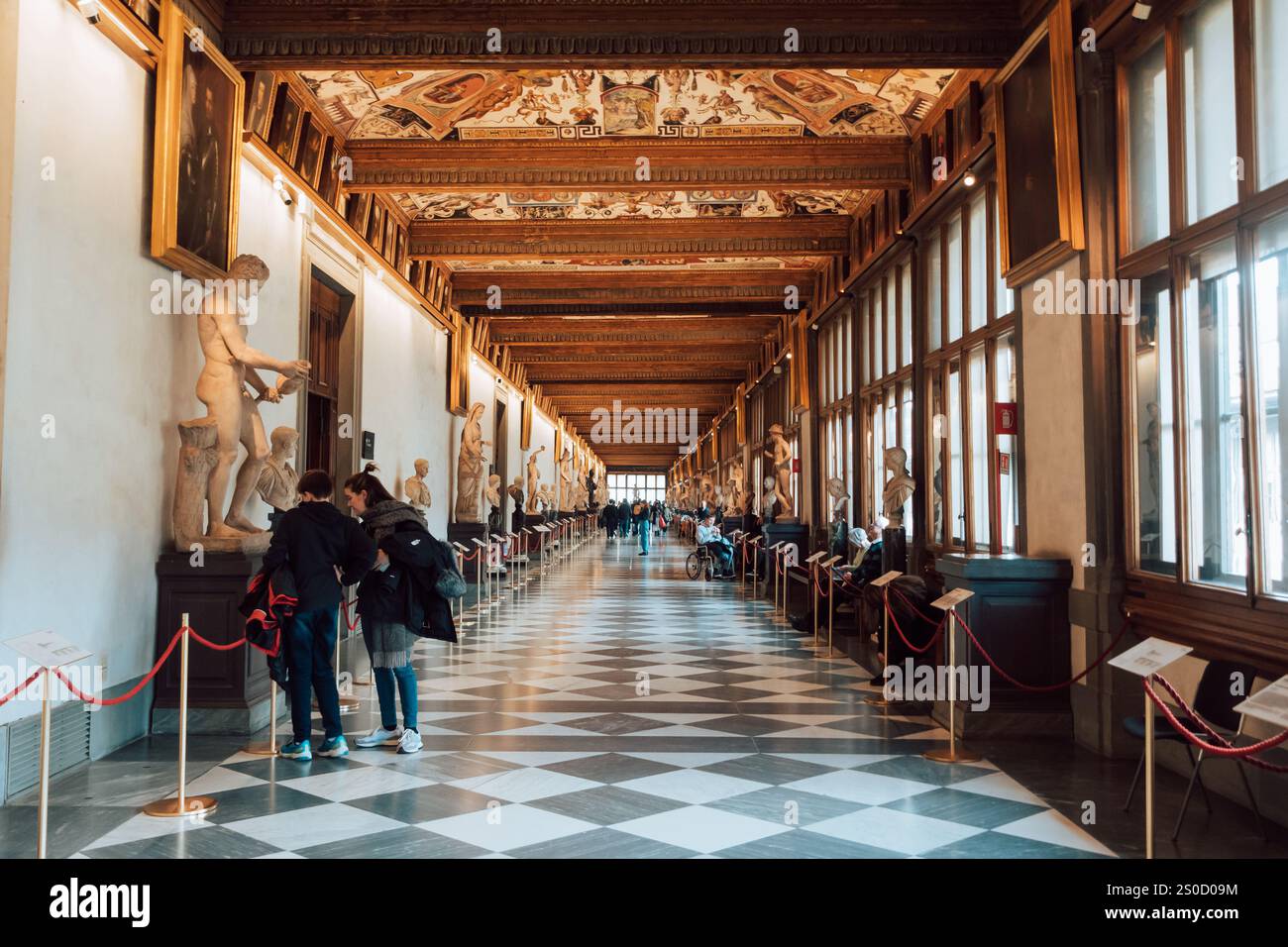 Florence, Italie - 14 décembre 2024 - touristes à l'intérieur des Galeries des Offices Banque D'Images