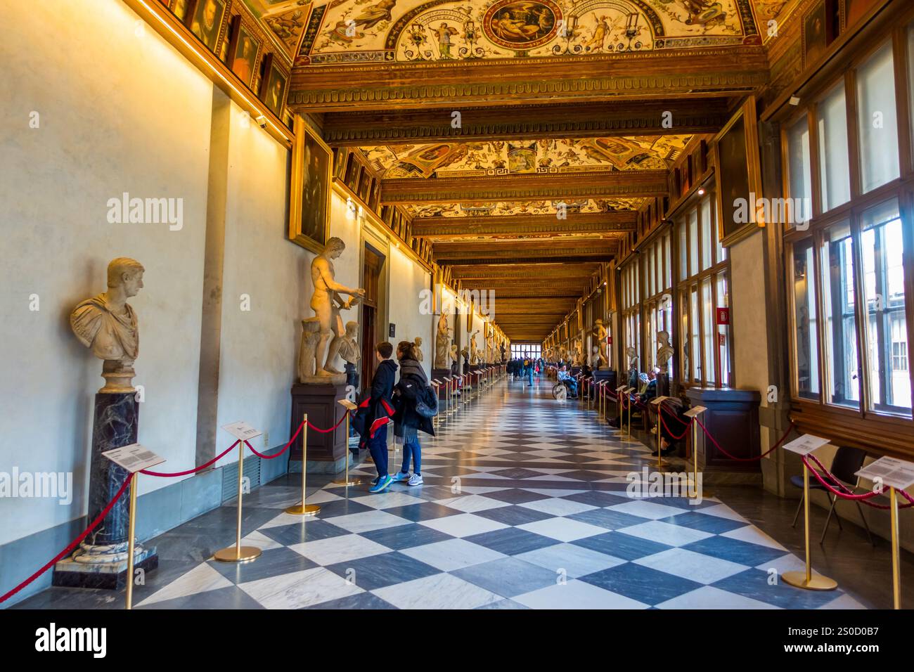 Florence, Italie - 14 décembre 2024 - touristes à l'intérieur des Galeries des Offices Banque D'Images