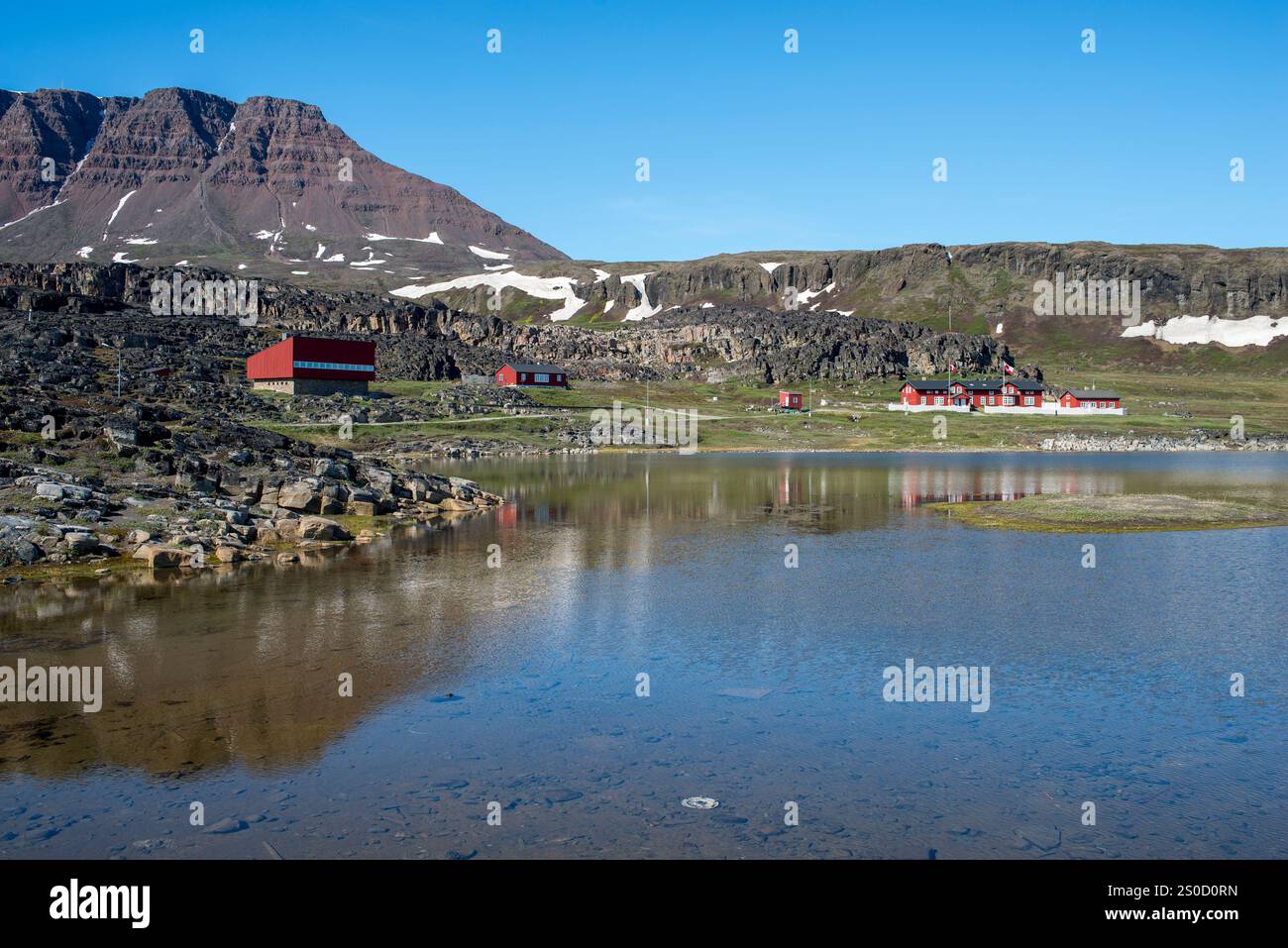 Cette image capture la station arctique, située sur la côte sud de l'île Disko, au Groenland, pendant l'été. La station, appartenant à l'Univer Banque D'Images