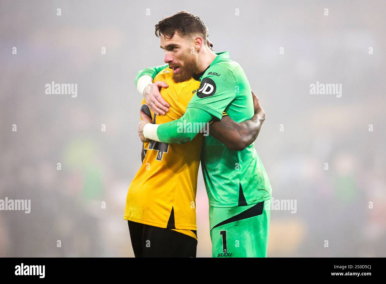 Wolverhampton, Royaume-Uni. 26 décembre 2024. Toti Gomes célèbre avec Jose sa de Wolverhampton Wanderers lors du match de premier League anglaise de Wolverhampton Wanderers FC contre Manchester United FC au Molineux Stadium, Wolverhampton, Angleterre, Royaume-Uni le 26 décembre 2024 Credit : Every second Media/Alamy Live News Banque D'Images