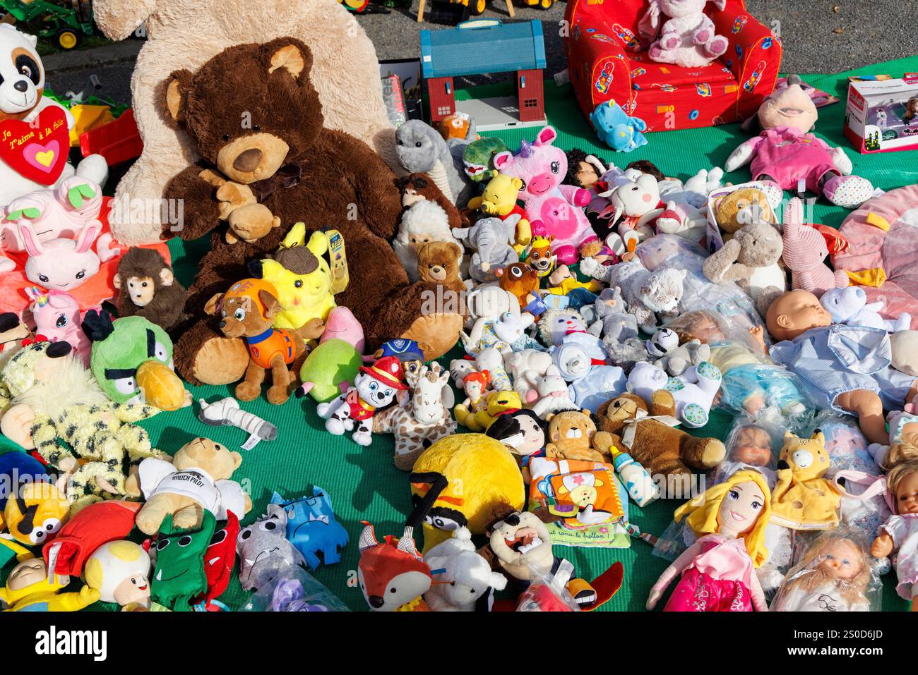 Peluches en vente au marché du dimanche, Foisches, Ardennes, France Banque D'Images