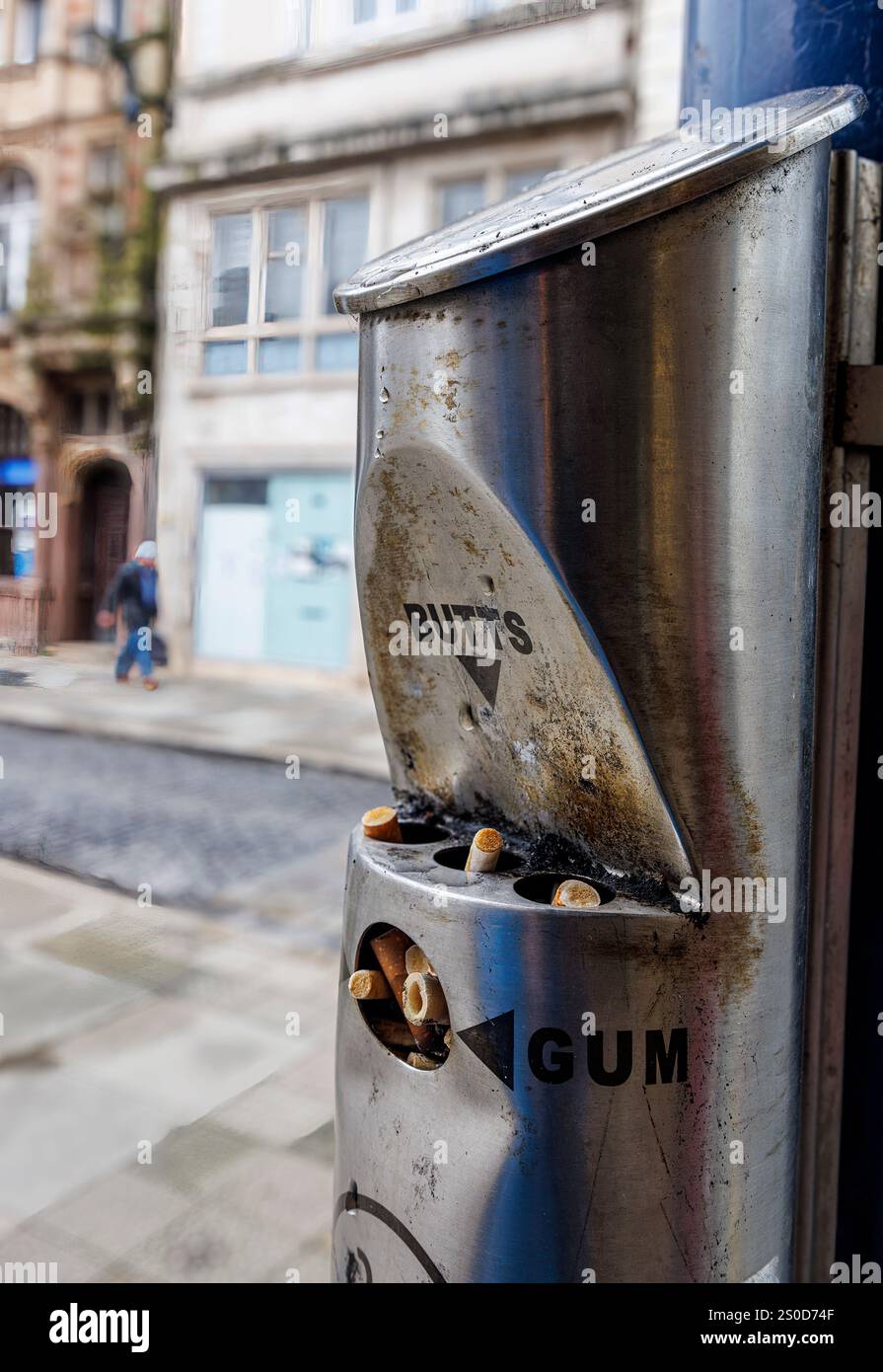 Réceptacle en métal dans la rue pour couper les mégots de cigarettes et se débarrasser de chewing-gum, Shrewsbury, Angleterre, Royaume-Uni Banque D'Images