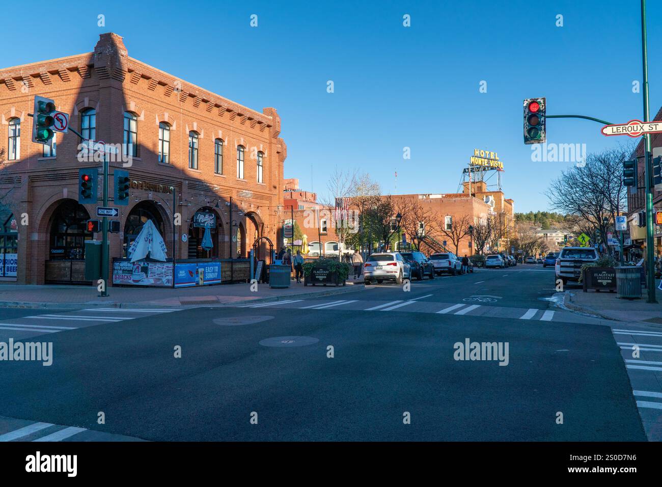 Central Flagstaff, Arizona, États-Unis, à l'angle d'Aspen Avenue et Leroux Street vers Heritage Square. Début de soirée, ciel bleu clair Banque D'Images