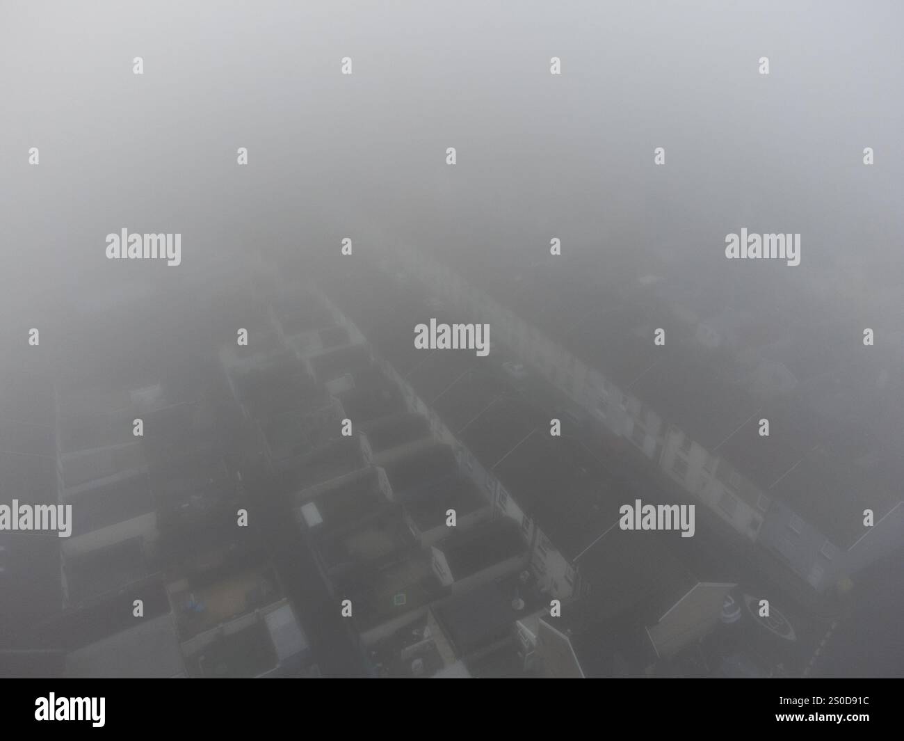 Merthyr Tydfil, pays de Galles du Sud, Royaume-Uni. 27 décembre 2024. Météo britannique : photo aérienne d'un épais brouillard à Merthyr Tydfil cet après-midi. Crédit : Andrew Bartlett/Alamy Live News Banque D'Images Merthyr Tydfil, pays de Galles du Sud, Royaume-Uni. 27 décembre 2024. Météo britannique : photo aérienne d'un épais brouillard à Merthyr Tydfil cet après-midi. Crédit : Andrew Bartlett/Alamy Live News Banque D'Images