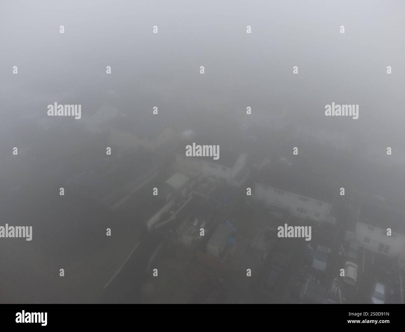 Merthyr Tydfil, pays de Galles du Sud, Royaume-Uni. 27 décembre 2024. Météo britannique : photo aérienne d'un épais brouillard à Merthyr Tydfil cet après-midi. Crédit : Andrew Bartlett/Alamy Live News Banque D'Images Merthyr Tydfil, pays de Galles du Sud, Royaume-Uni. 27 décembre 2024. Météo britannique : photo aérienne d'un épais brouillard à Merthyr Tydfil cet après-midi. Crédit : Andrew Bartlett/Alamy Live News Banque D'Images