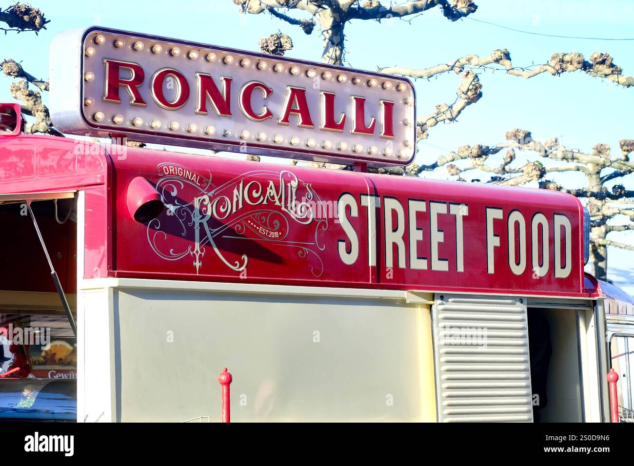 Düsseldorf 27.12.2024 Roncalli Streetfood Street Food Wagen Rheinuferpromenade Altstadt Weihnachtsmarkt Düsseldorf Nordrhein-Westfalen Deutschland Banque D'Images